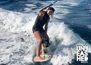 femme-wakesurf-chien