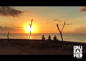 women-wakeboarding-trip-to-bali
